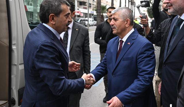 Milli Eğitim Bakanı Tekin, MHP ve AK Parti İzmir il başkanlıklarını ziyaret etti
