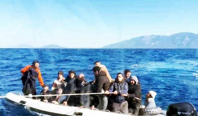 Batmak üzere olan bottaki düzensiz göçmenleri Sahil Güvenlik kurtardı