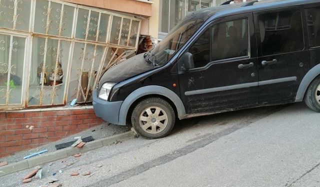 Freni boşalan araç evin balkon camına çarparak durabildi