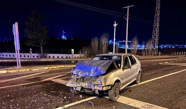 Kayganlaşan yol kazayı beraberinde getirdi:2 yaralı