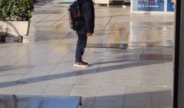 Küçük çocuk Türk bayrağının karşısına geçip İstiklal Marşı okudu