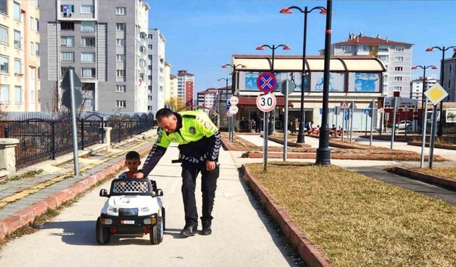 Trafik ekiplerinden çocuklara uygulalı eğitim