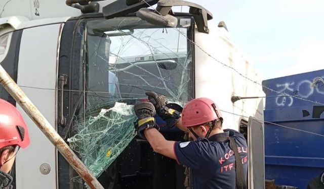 Virajı alamayan tır devrildi: 1 yaralı