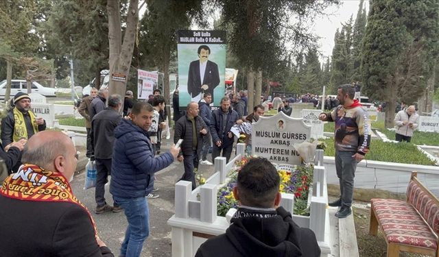 "Arabeskin Babası" Müslüm Gürses, İstanbul'da mezarı başında anıldı
