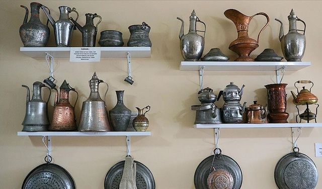 Türk kültürüne ait mutfak eşyalarını restoranında sergiliyor