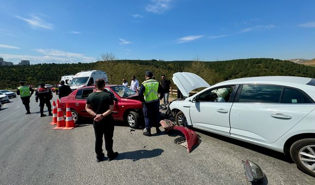 Kocaeli'de iki otomobilin çarpıştığı kazada 5 kişi yaralandı