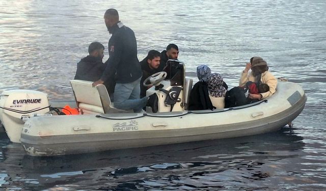 Muğla açıklarında sürüklenen bottaki 9 düzensiz göçmen kurtarıldı