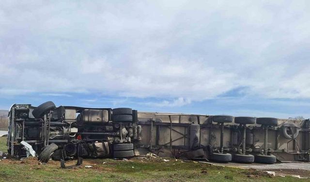 Erzincan - Erzurum karayolunda TIR devrildi: 2 yaralı