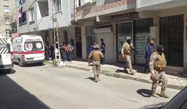 Sultanbeyli’de bir kişi kendini eve kilitledi, devreye özel harekat polisleri girdi