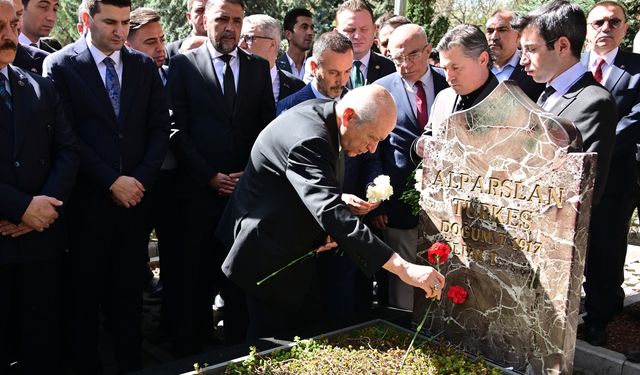 MHP lideri Devlet Bahçeli, Alparslan Türkeş’in kabrini ziyaret etti