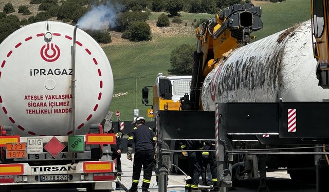 Burdur'da devrilen LNG yüklü tanker yoldan kaldırıldı