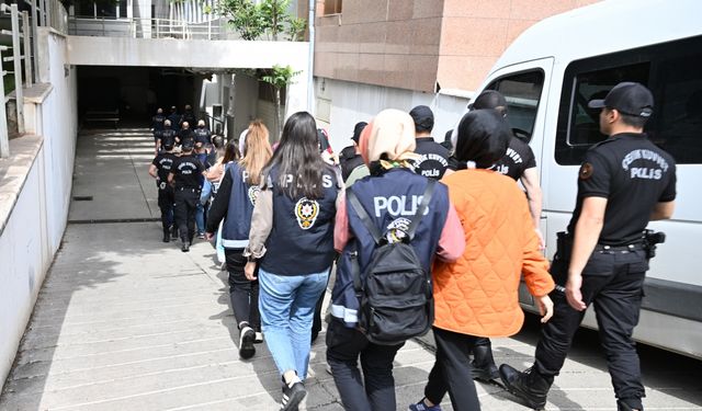 Gaziantep'te FETÖ operasyonunda yakalanan 13 zanlı adliyeye sevk edildi