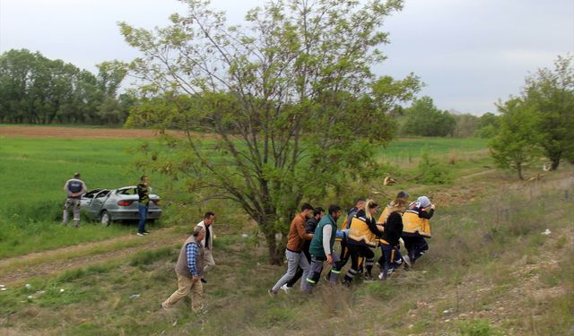 Sivas'ta devrilen otomobildeki 4 kişi yaralandı