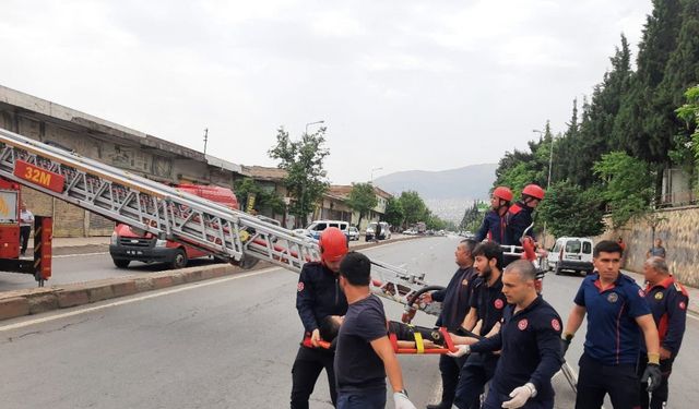 Damdan dama düşen çocuğu itfaiye kurtardı