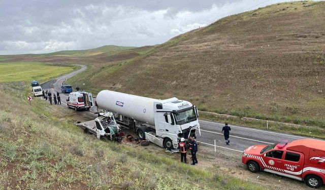 Malatya’da tır ile kamyonet kafa kafaya çarpıştı: 1 ölü