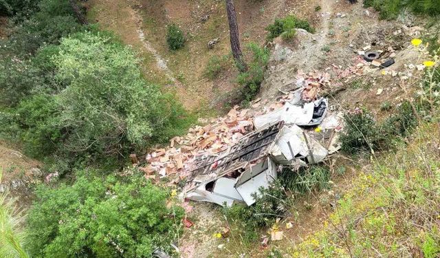 Milas’ta tır uçuruma yuvarlandı: 1 ölü