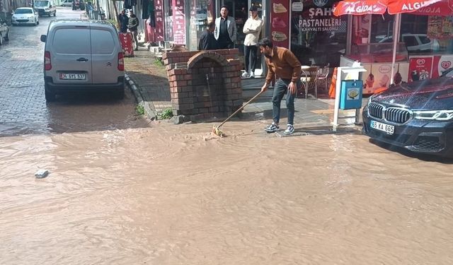 Özalp’te sağanak ve dolu yağışı