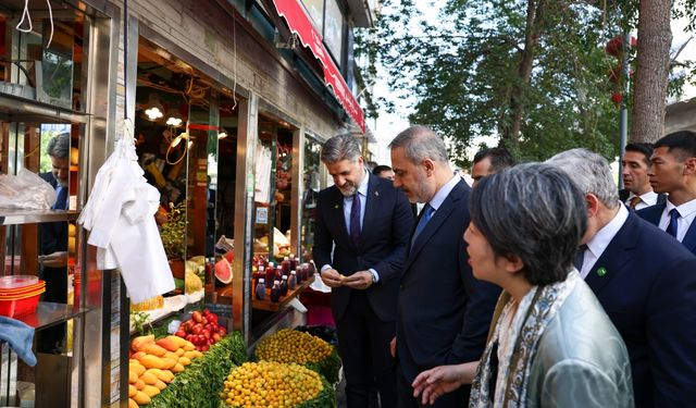 Dışişleri Bakanı Fidan, Urumçi'de Yanghang Camii'ni ve Uluslararası Büyük Pazar'ı ziyaret etti