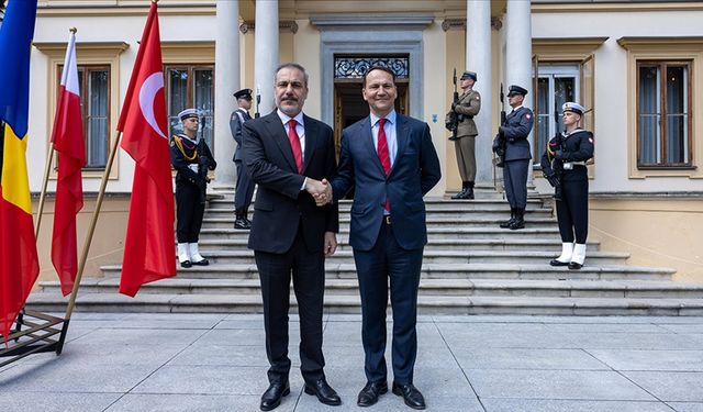 Dışişleri Bakanı Fidan, Varşova'da Polonyalı mevkidaşı Sikorski ile görüştü