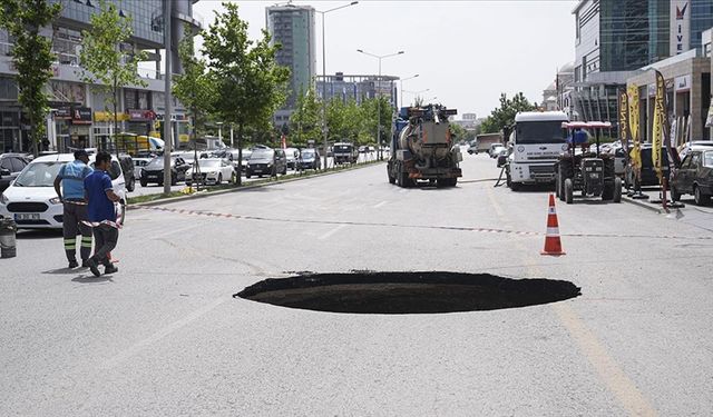 Ankara'da kanalizasyon sularının birikmesi sonucu yol çöktü