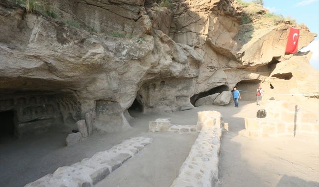 Anadolu'daki ilk kaya mescit olduğu değerlendirilen mağara turizme kazandırıldı