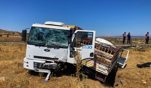 Diyarbakır'da kamyonla çarpışan pikabın sürücüsü öldü