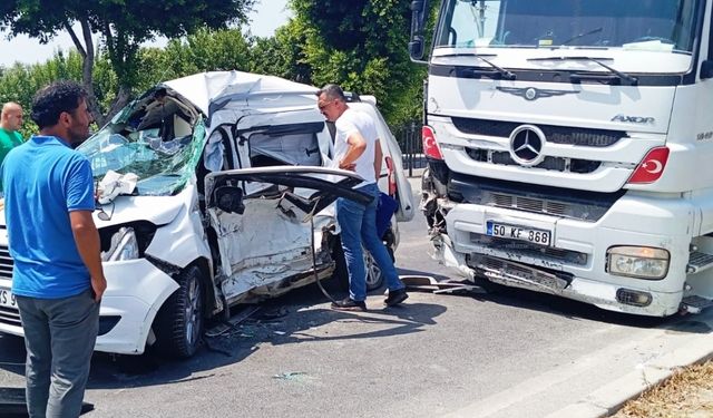 Mersin'de tırın çarptığı hafif ticari aracın sürücüsü öldü