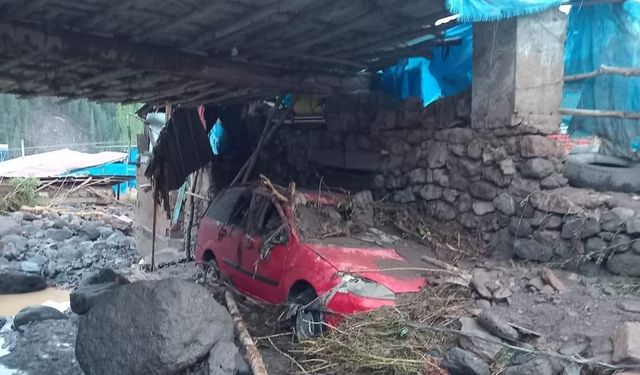 Pasinlerde sel yıktı geçti