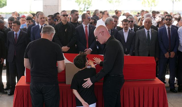 Sanatçı Kenan Işık, Ankara'da son yolculuğuna uğurlandı