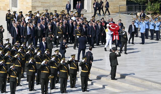 Cumhurbaşkanı Erdoğan başkanlığındaki devlet erkanı, Anıtkabir'i ziyaret etti