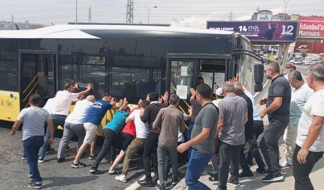 Avcılar'da İETT otobüsü kaza yaptı, D-100 kara yolu Edirne istikameti trafiğe kapandı