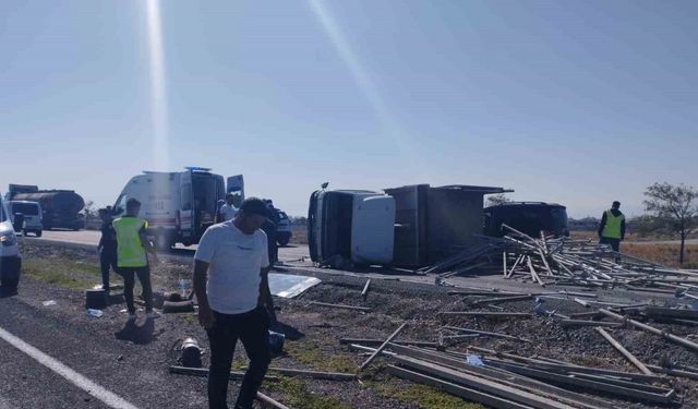 Konya’da lastiği patlayan kamyonet devrildi: 2 yaralı