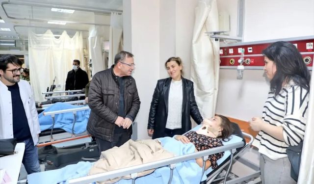 Kars'ta iş makinesiyle çarpışan otomobildeki 6 öğretmen yaralandı