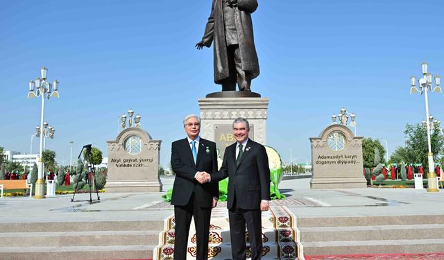 Kazak ve Türkmen liderler, Aşkabat’ta ünlü şair Abay’ın anıtını açtı