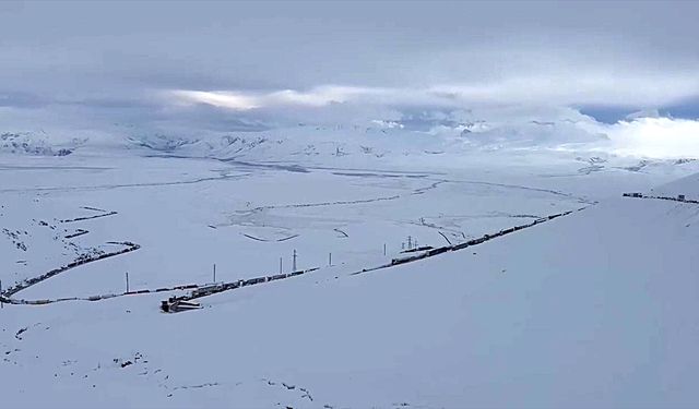 Kırgızistan'da kar yağışı Bişkek-Oş kara yolundaki ulaşımı aksattı