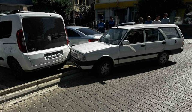 Alkollü sürücü Belediye Başkanı’nın makam aracı ve belediyeye ait hizmet aracına çarptı