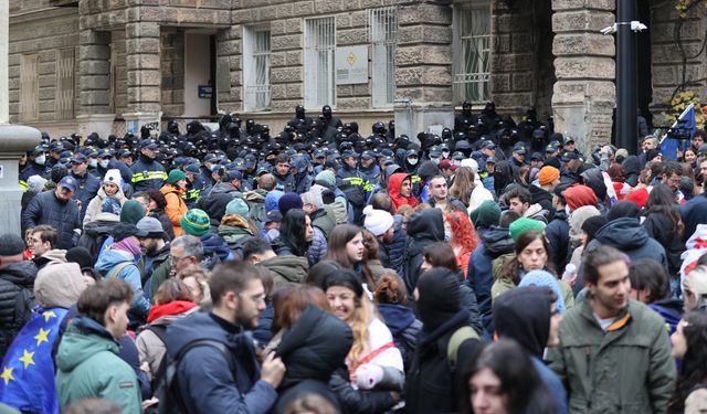 Gürcistan'da yeni parlamento muhalefetin protestosuna rağmen ilk oturumuna başladı