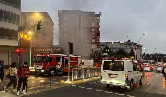 Zeytinburnu’nda tekstil firmasının deposunda çıkan yangın söndürüldü