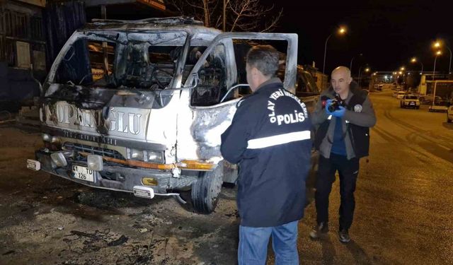 Kundaklanan kurtarıcı kamyonet demir yığınına döndü