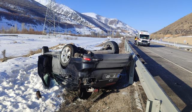 Bayburt'ta devrilen otomobildeki 3 kişi yaralandı