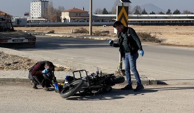 Karaman'da hafif ticari araç ile motosiklet çarpıştı, 1 kişi öldü