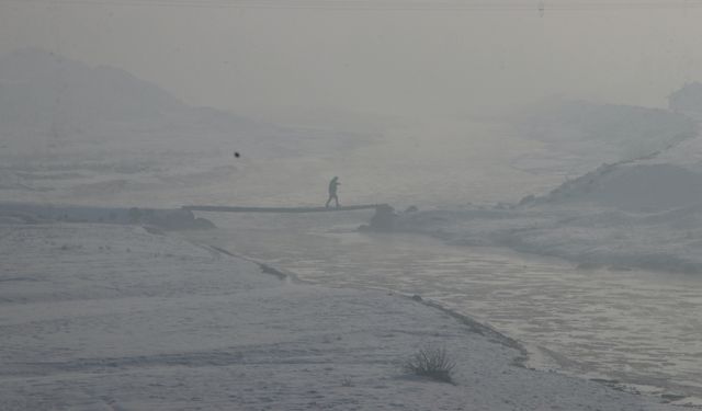 Termometrelerin eksi 15'i gösterdiği Ağrı'da Murat Nehri'nden buz kütleleri aktı