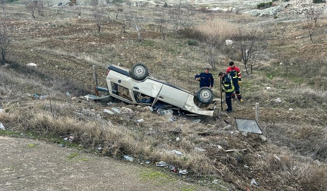 Uşak'ta tarlaya devrilen otomobilin sürücüsü yaralandı