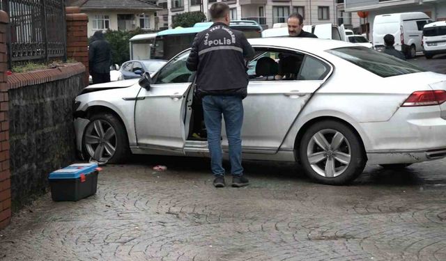 Silahla vurulduktan sonra aracıyla hastaneye giderken kaza yaptı