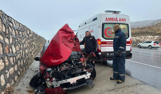 Adıyaman'da otomobil ile traktörün çarpıştığı kazada 5 kişi yaralandı