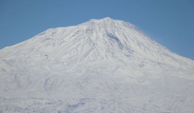 Ağrı Dağı yeniden beyaza büründü