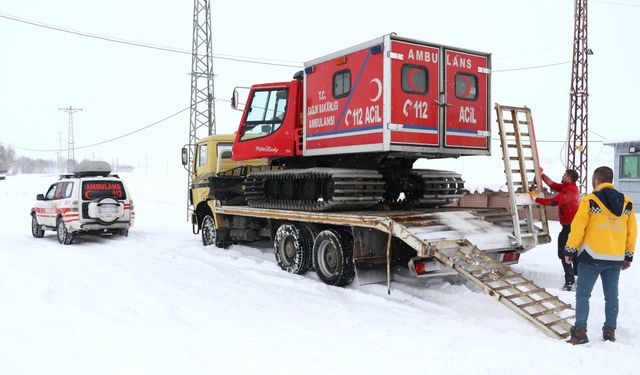 Ağrı'da kardan yolu kapanan köydeki hastaya paletli ambulansla ulaşıldı