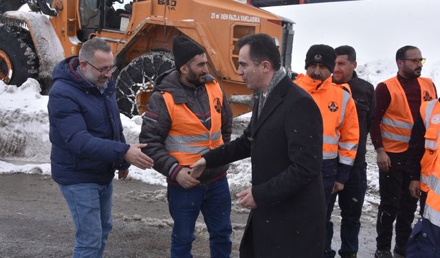 Bitlis Valisi Karakaya'dan karla mücadele ekiplerine tatlı ikramı