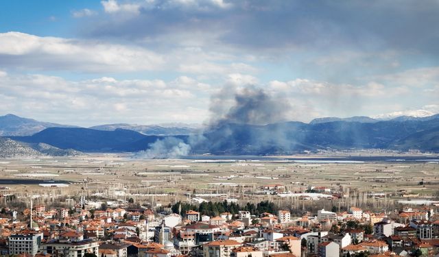 Burdur'da Gölhisar Gölü sazlığında çıkan yangına müdahale ediliyor