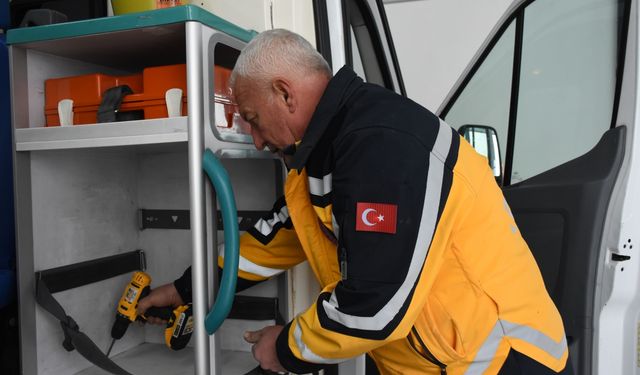 Depremzede Hasan usta 31 yıldır ambulanslara gözü gibi bakıyor